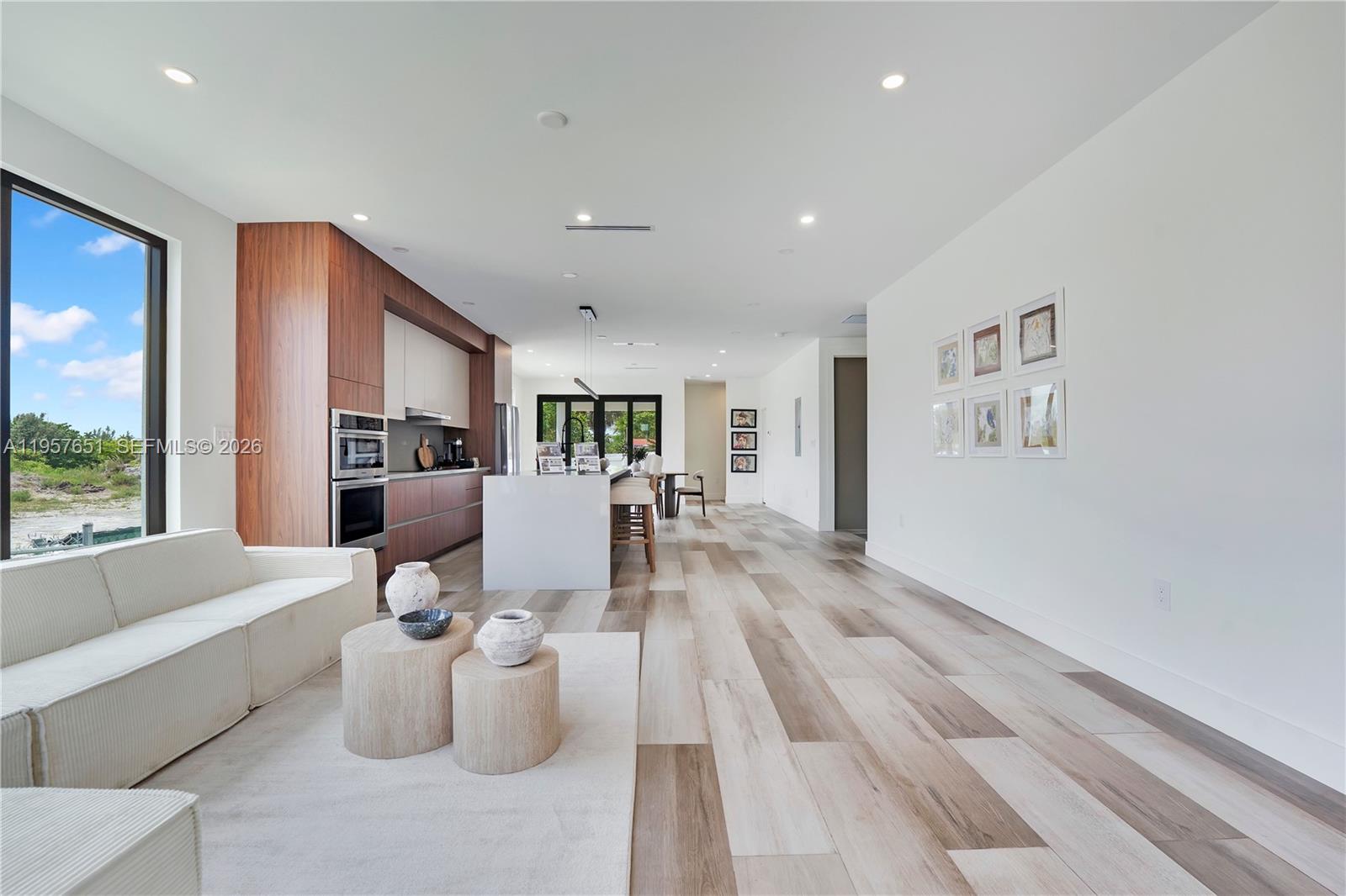 HOLLYWOOD TERRACE - Residential