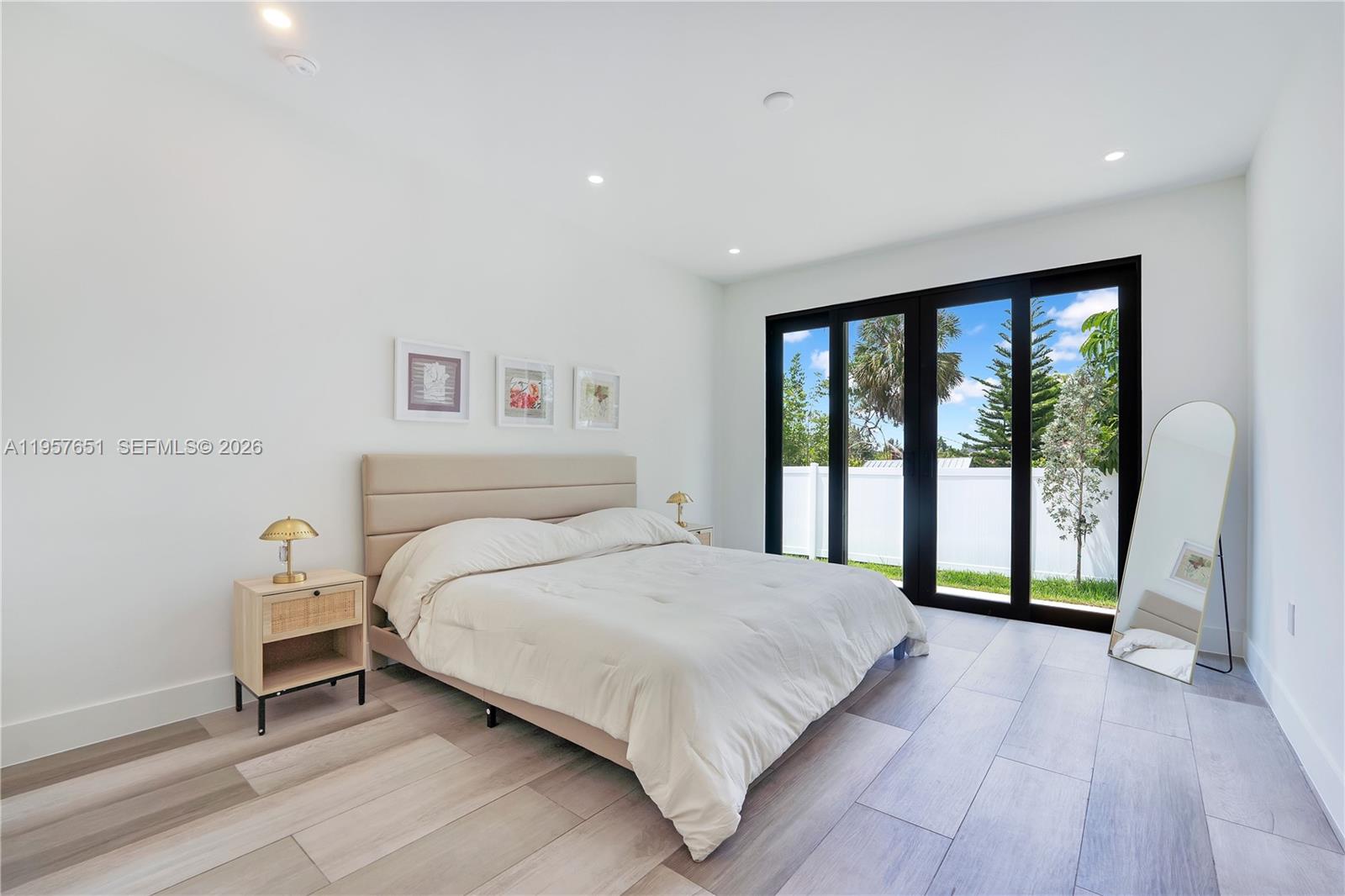 HOLLYWOOD TERRACE - Residential