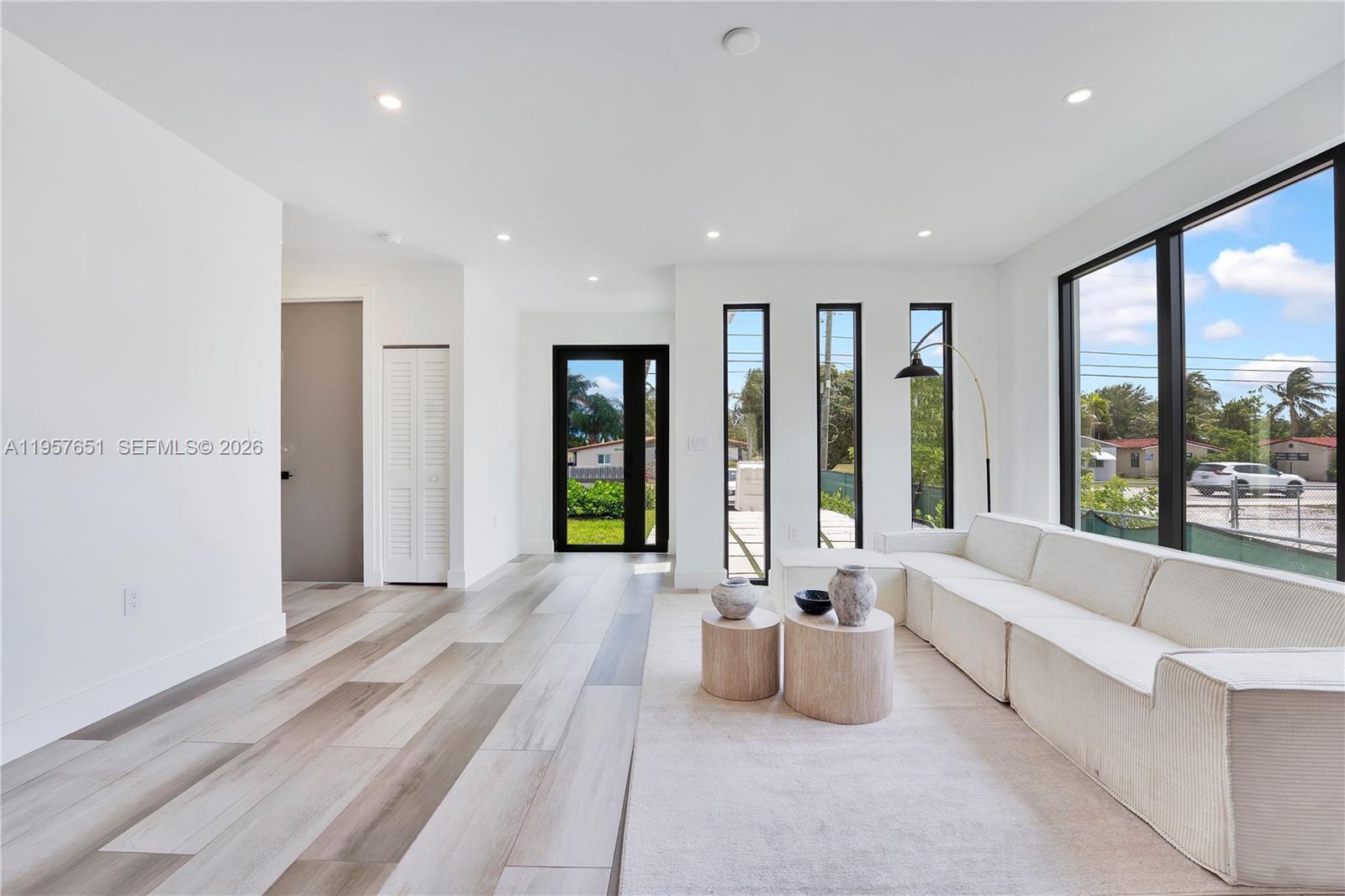 HOLLYWOOD TERRACE - Residential