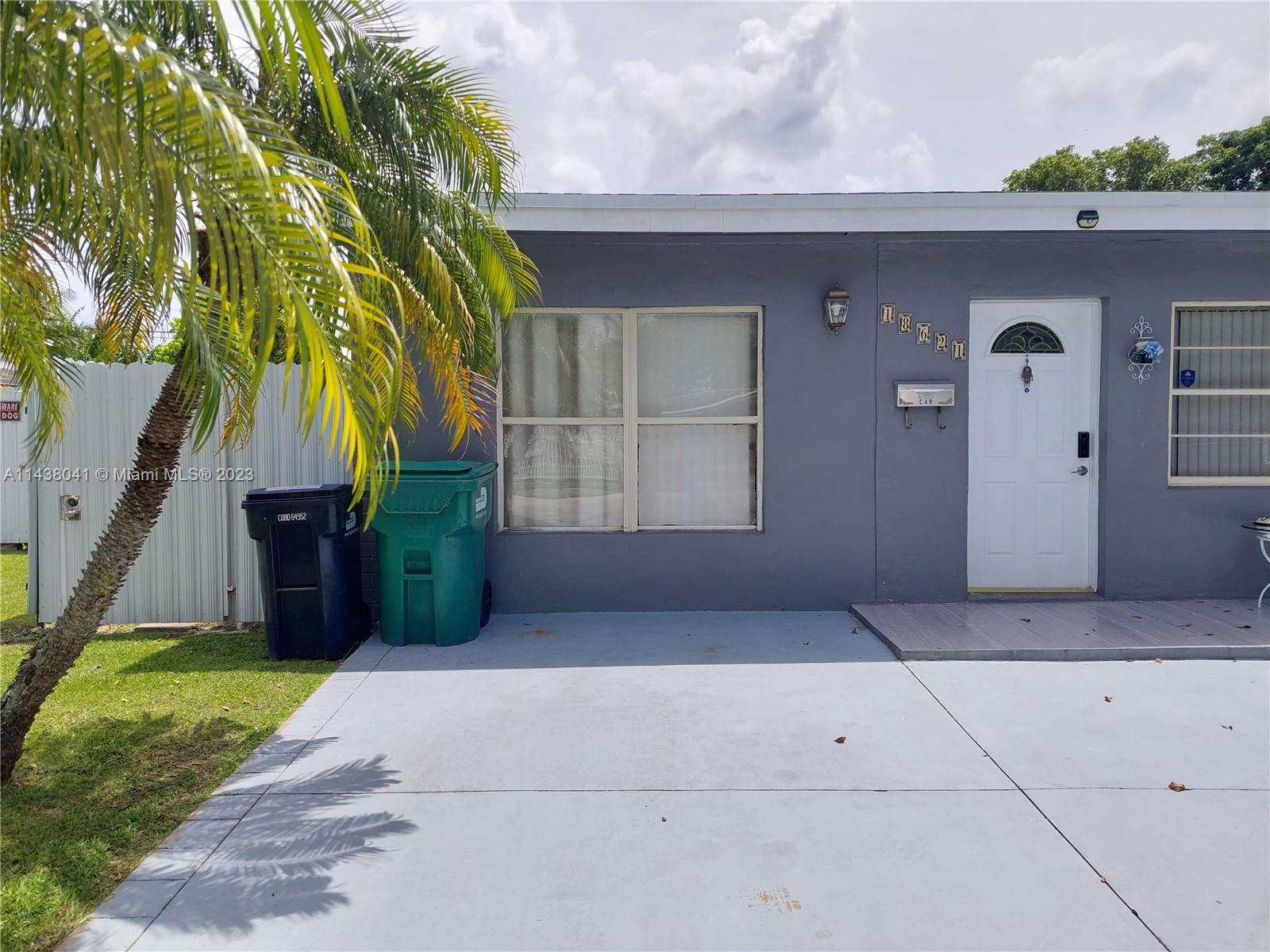 1 bedroom, 1bathroom efficiency with separate kitchen in Cutler Bay. $1,100 a month and price is not negotiable.
Unit is for "1 OCCUPANT ONLY" NO PETS and NO SMOKING allowed. Private side gate with entrance, 1 assigned
parking space and bedroom has a lot of natural light. Available immediately and applicant must supply background
and credit check. Water and electric is included with the rent. Close to shopping, restaurants, US1, FL. Turnpike
and public transportation.