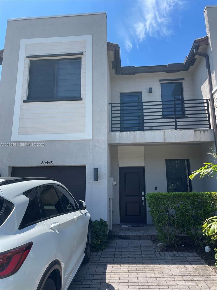 ENJOY THIS 4/2&1/2  2 STORY TOWN HOUSE OVER LOOKING THE LAKE. ALL THE BEDROOMS UPSTAIRS.
OPEN KITCHEN -LIVING AREA, ANOTHER LIVING AREA-DINIG ROOM. 1 CAR GARAGE.
CLUB HOUSE! POOL AND GYM!