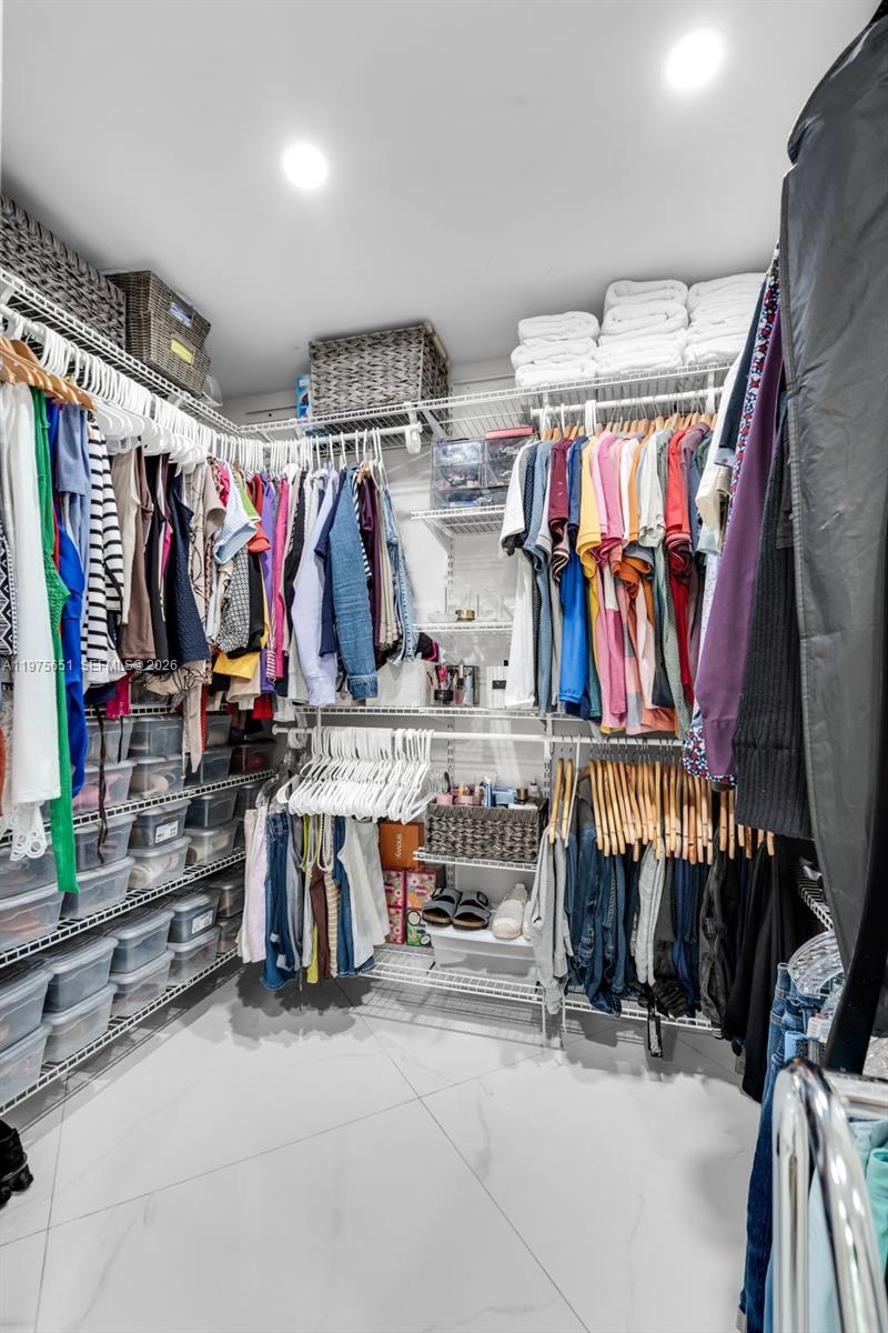 VENETIAN GARDENS AT COUNT - Residential