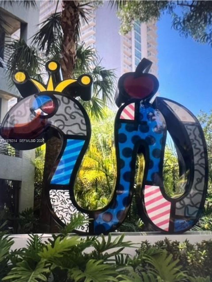 Beautiful 2/2 in the heart of Downtown Miami, great views of the skyline. High impact windows, SS appliances, lots of amenities, pool, fitness center, BBQ, volleyball, tennis, and much more. Assigned covered parking space, laundry on the first floor. Walking distance to your favorite restaurant, art center. Minutes to Brickell, the beaches, airport, Wynwood.