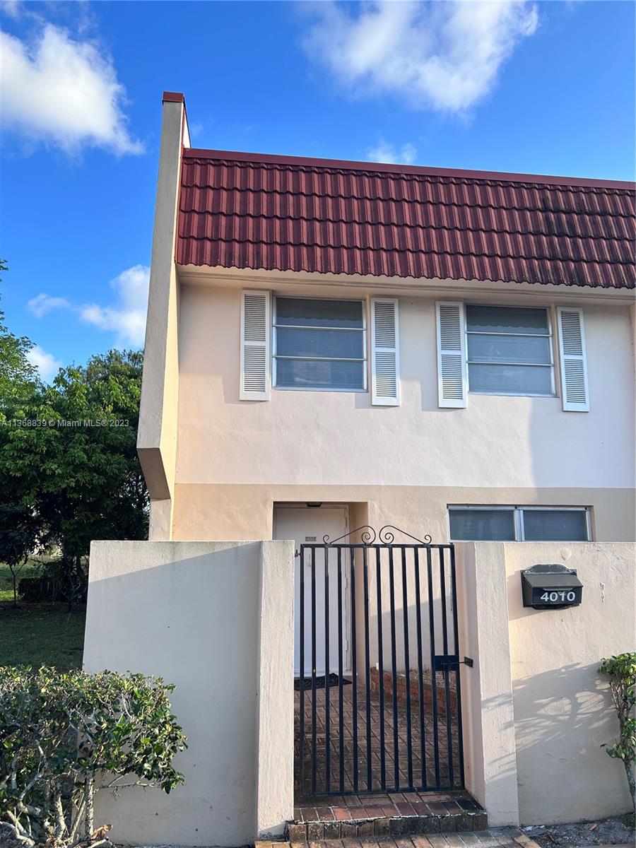 beautiful 3 bedroom 2.5 bathroom Townhouse in gated community for rent