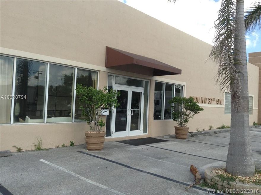 EXCELLENT LOCATION -- 3.08 ACRES (134,056)  106,000 sq. ft. OF WAREHOUSE, 6,000 sq. ft. SHOWROOM AND OFFICES.  EXCELLENT FOR MANUFACTURING.  CAN BE DIVIDED INTO TWO BAYS 20,087 +/- sq. ft. and 86,000 +/- sq. ft.  ONE WELL.  THREE PHASE ELECTRICITY. CEILING HEIGHTS FROM 13 ft. TO 18 ft.  STREET LEVEL.  NEAR MAJOR HIGHWAYS, METRORAIL, AIRPORT.