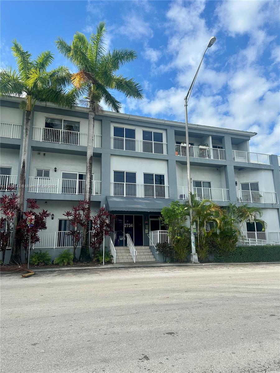 Enjoy this spacious and bright 1 bed / bath in a boutique condo in the desirable area of Coconut Grove. Just few blocks from Coco walk, Kenneth Park, restaurants and shopping. Washer/ Dryer inside the unit. Assigned parking. Great balcony with nice view. Don't miss out this opportunity!