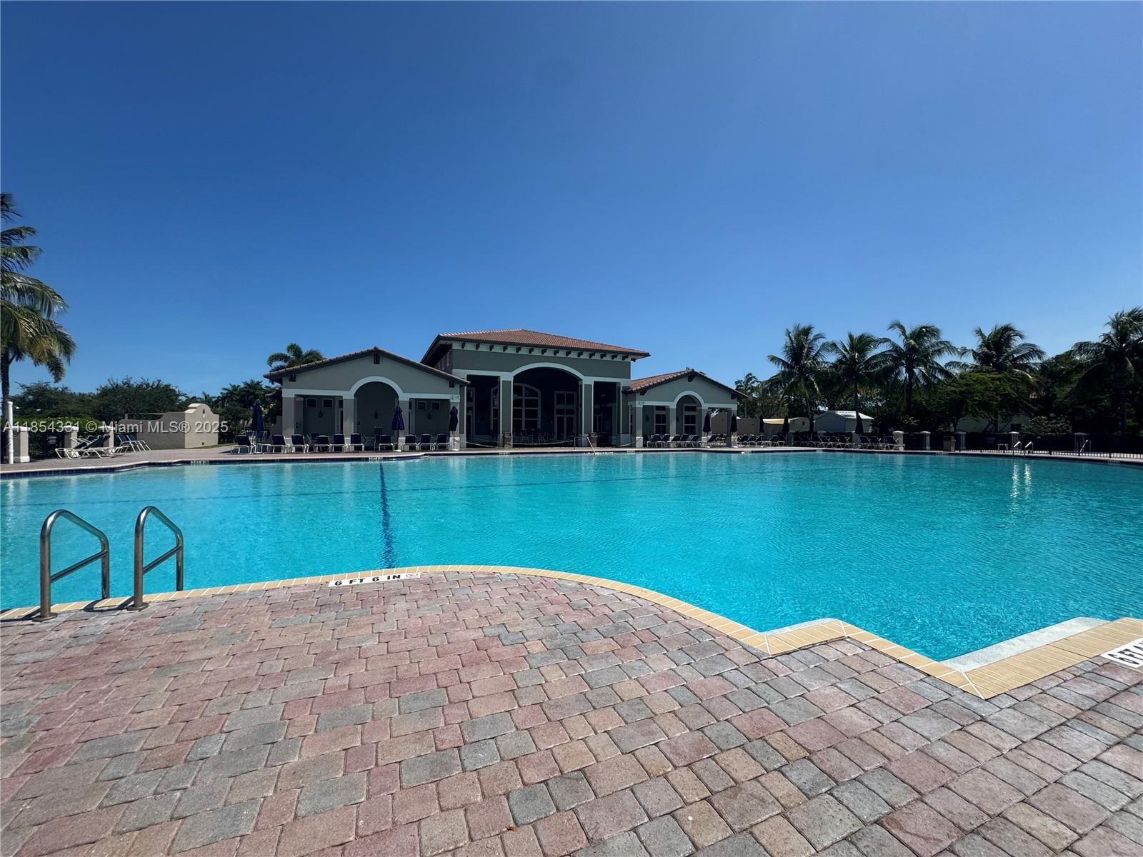 THE COURTS AT BAYSHORE II - Residential