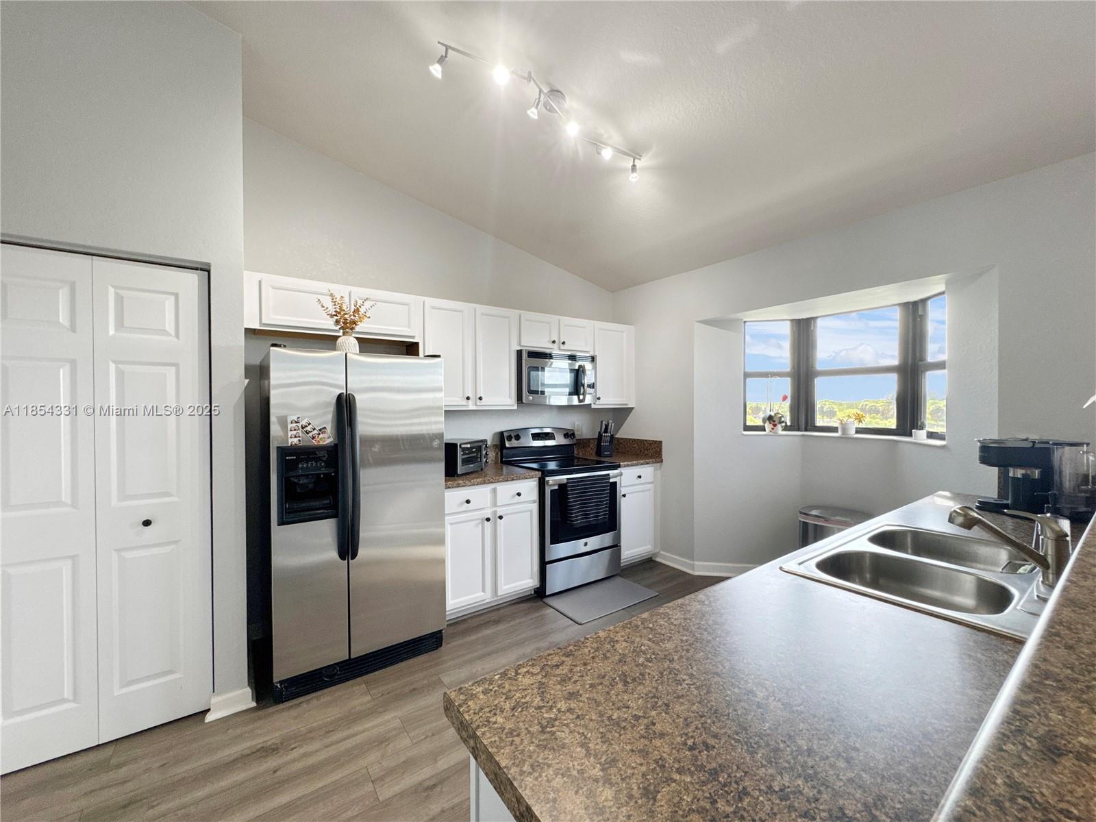 THE COURTS AT BAYSHORE II - Residential