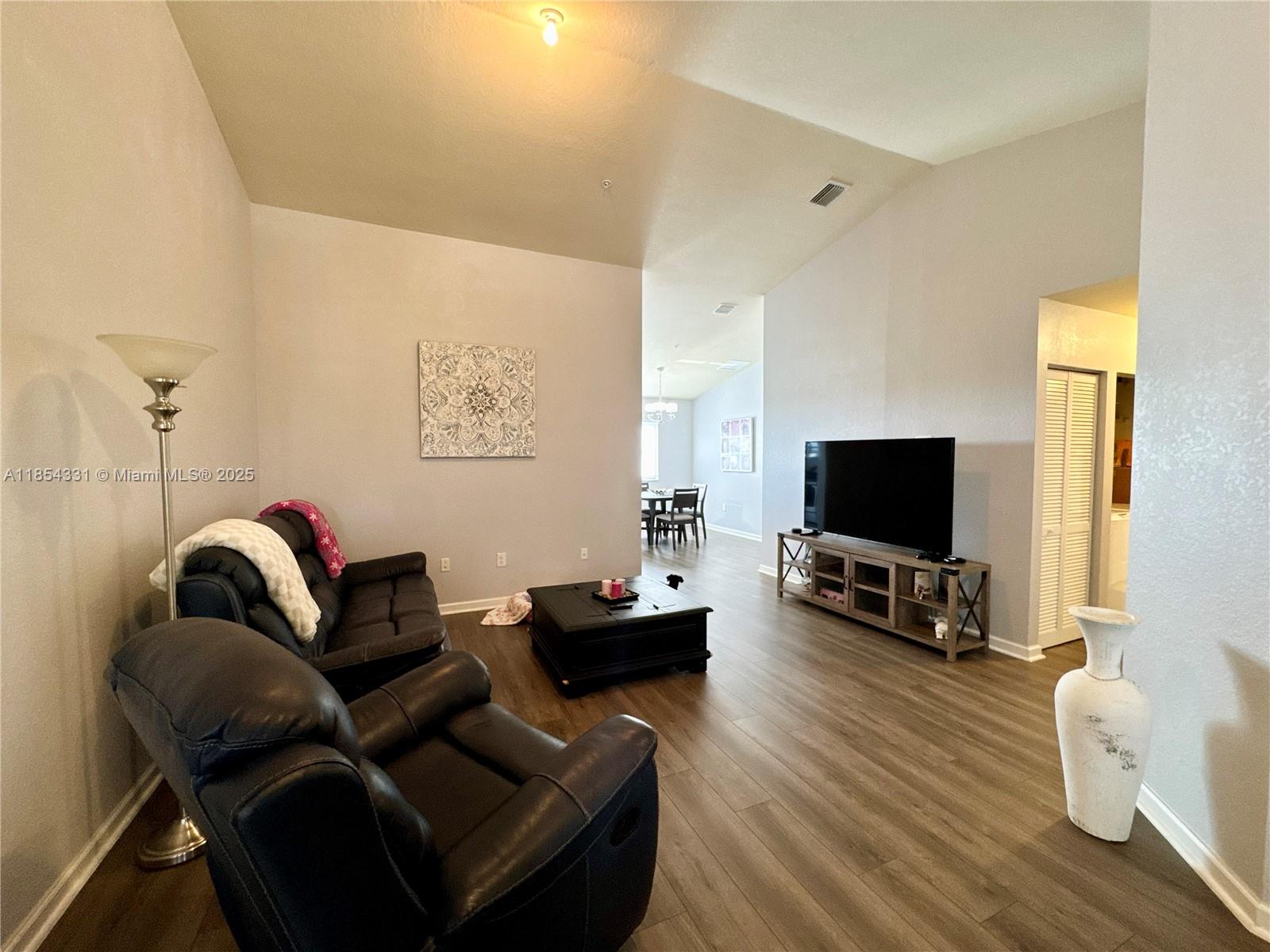 THE COURTS AT BAYSHORE II - Residential