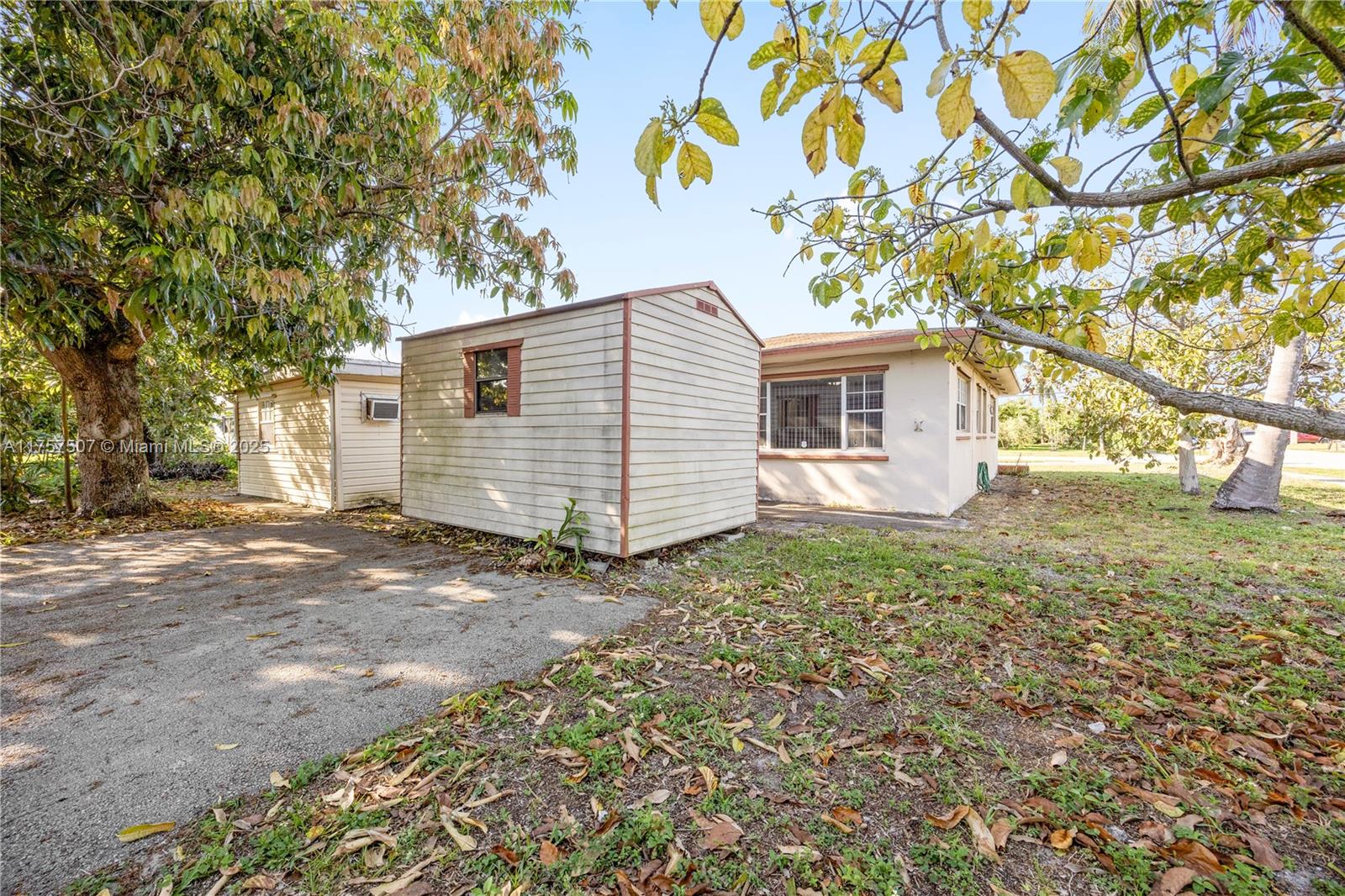 WESTGATE LAKE MANORS - Residential