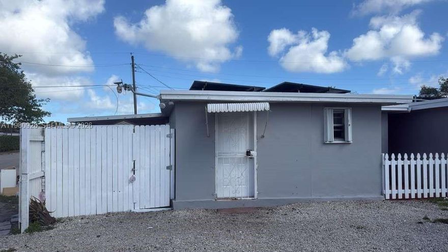 Ready to move in features 1 bedroom, 1 Bath, requires only Deposit and First month move in, easy to show. Great location. Water/sewer, trash included.