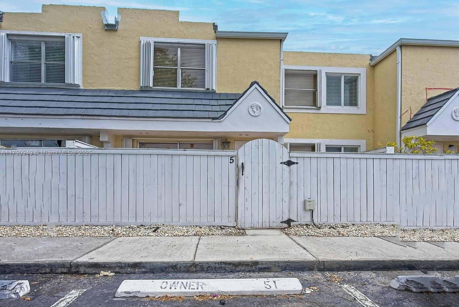 4520 Sw 68th Ct Cir 27-5, Miami, Broward County, Florida - 2 Bedrooms  
3 Bathrooms - 