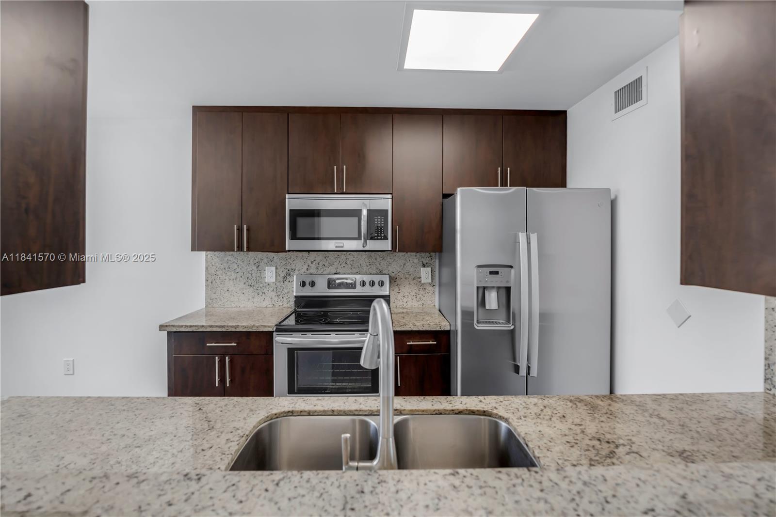 9749 NW 48th Ter 319, Doral, FL, 33178/$360,000 2 9749 NW 48th Ter 319