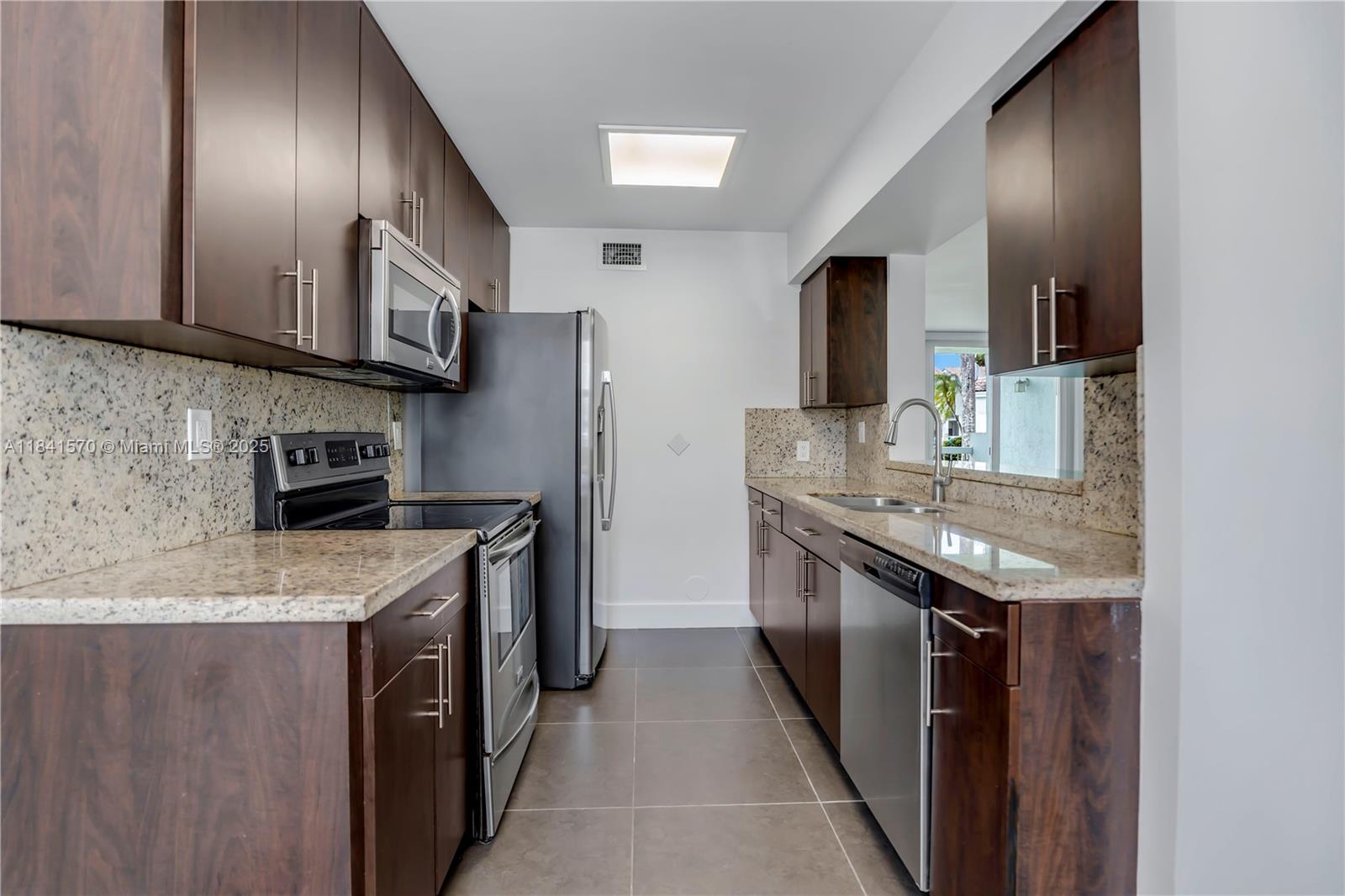 9749 NW 48th Ter 319, Doral, FL, 33178/$360,000 1 9749 NW 48th Ter 319