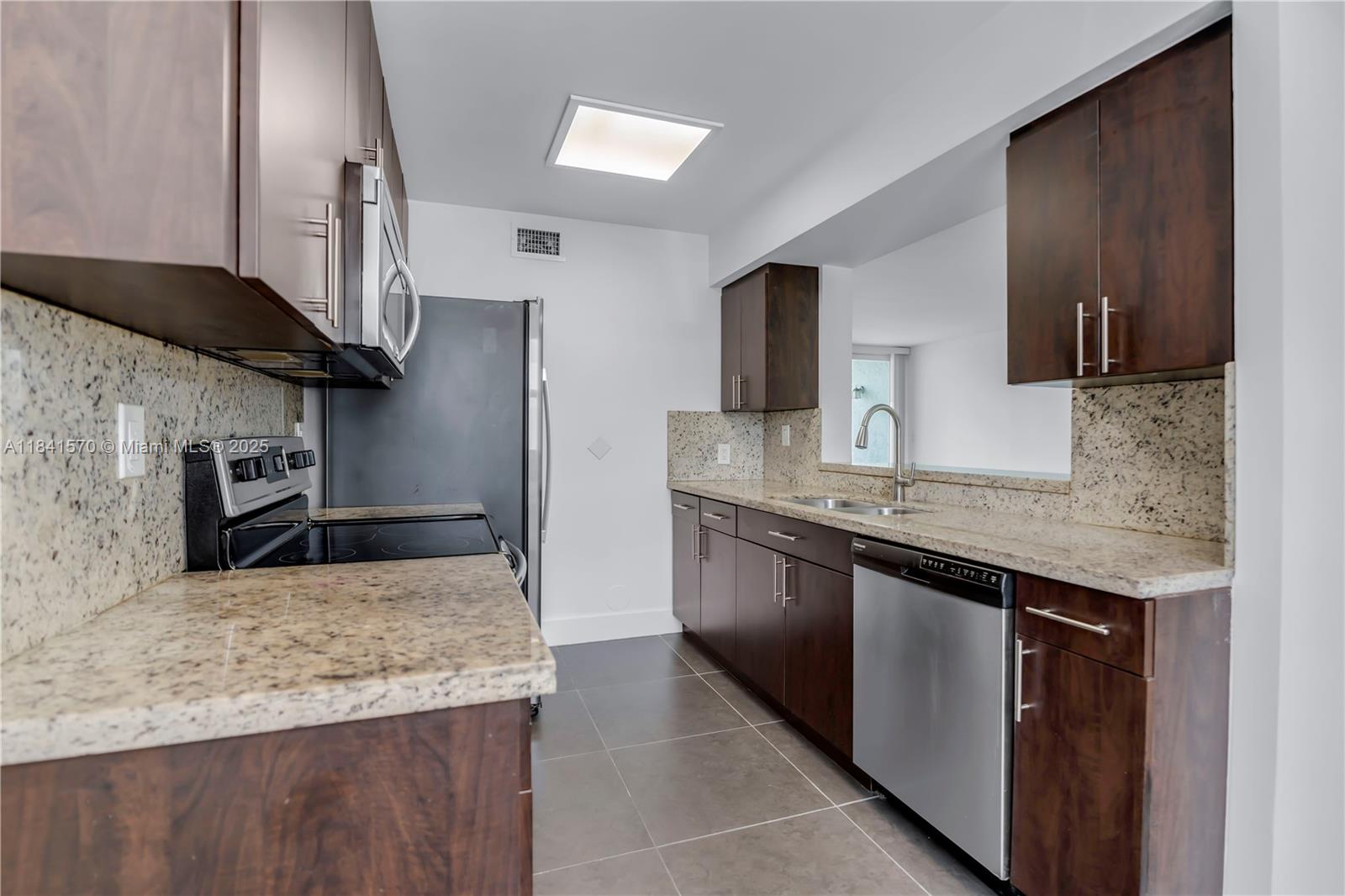 9749 NW 48th Ter 319, Doral, FL, 33178/$360,000 4 9749 NW 48th Ter 319