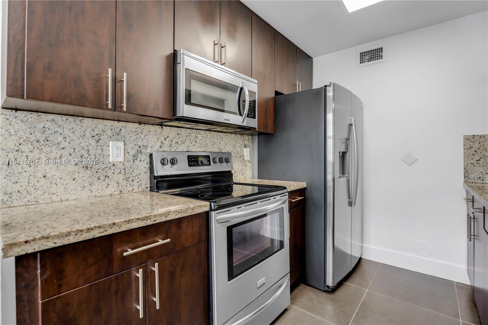 9749 NW 48th Ter 319, Doral, FL, 33178/$360,000 3 9749 NW 48th Ter 319