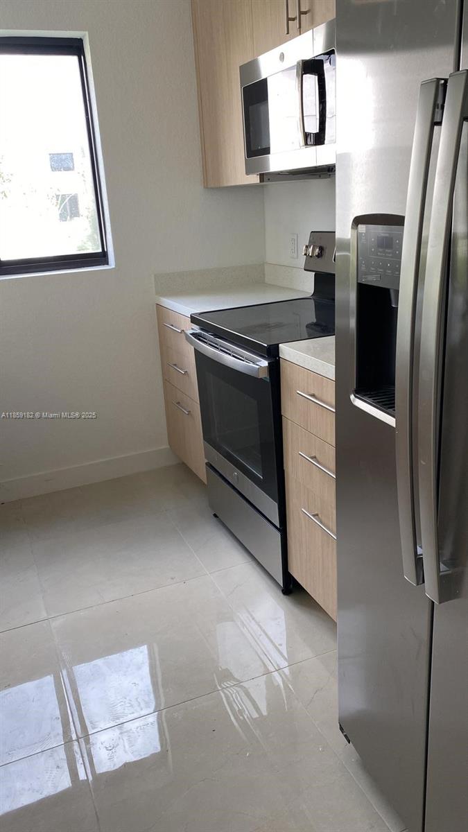 GREAT HOUSE, BRAND NEW PROPERTY, WITH A LOT OF SPACE , NO CARPET, ALL CERAMIC FLOORS, ALL NEW IN THE NEIGHBORHOOD, ONLY ONE MINUTE FROM FLORIDA TURNPIQUE.