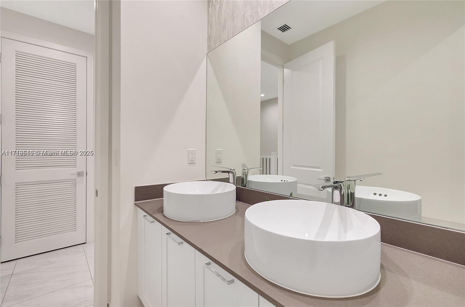 DOWNTOWN DORAL SOUTH PHA - Residential