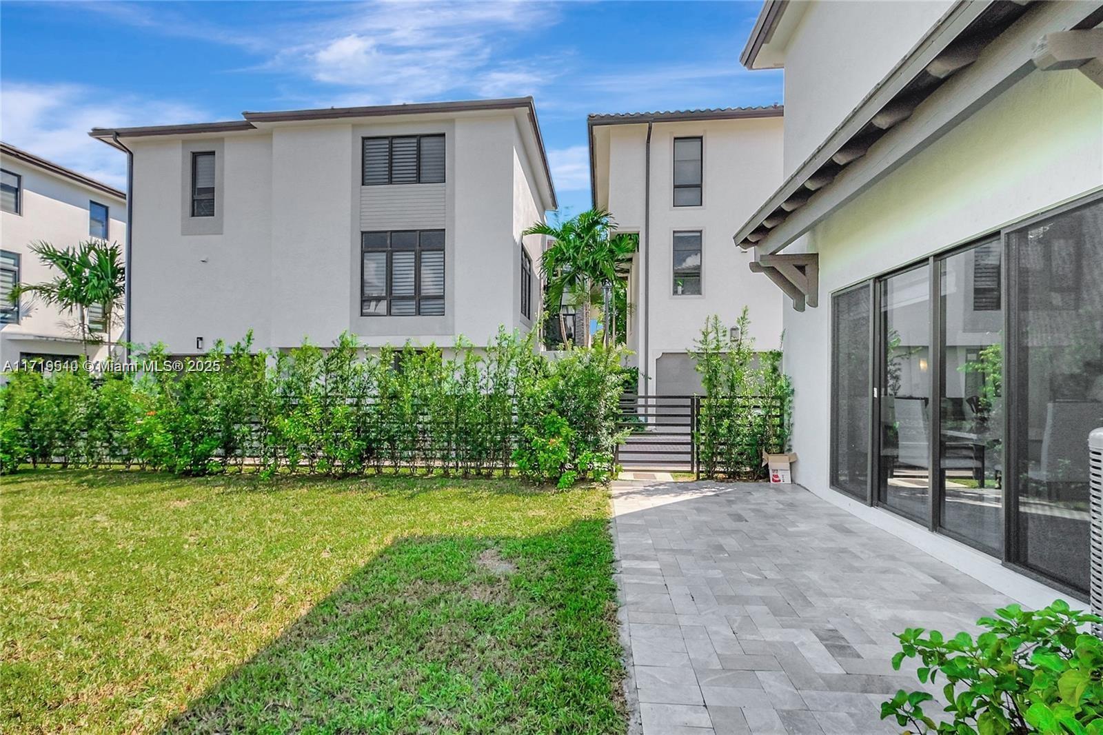 DOWNTOWN DORAL SOUTH PHA - Residential