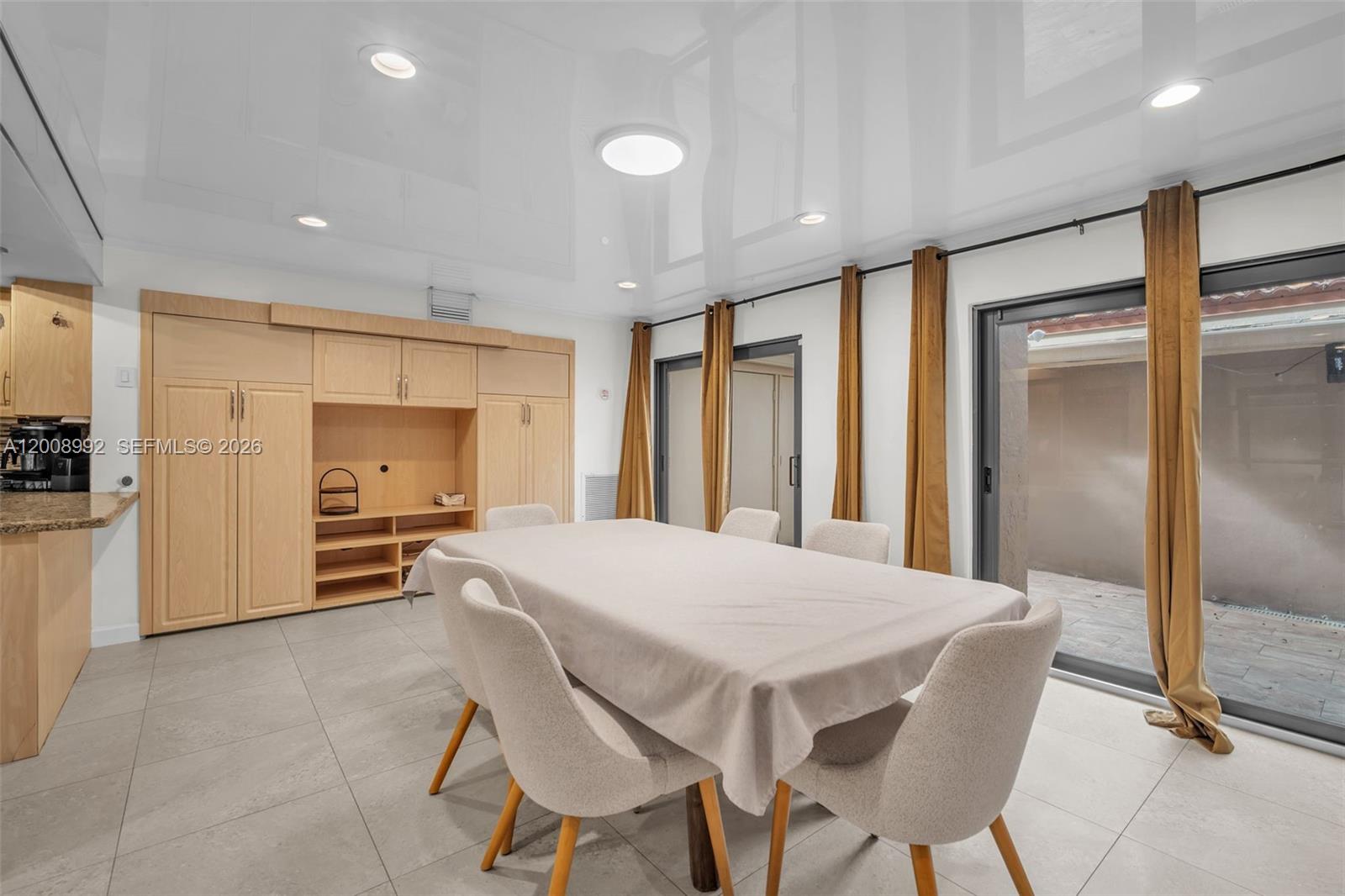 TOWNHOUSES OF EMERALD HIL - Residential