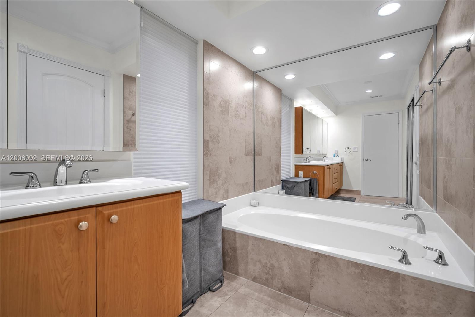 TOWNHOUSES OF EMERALD HIL - Residential