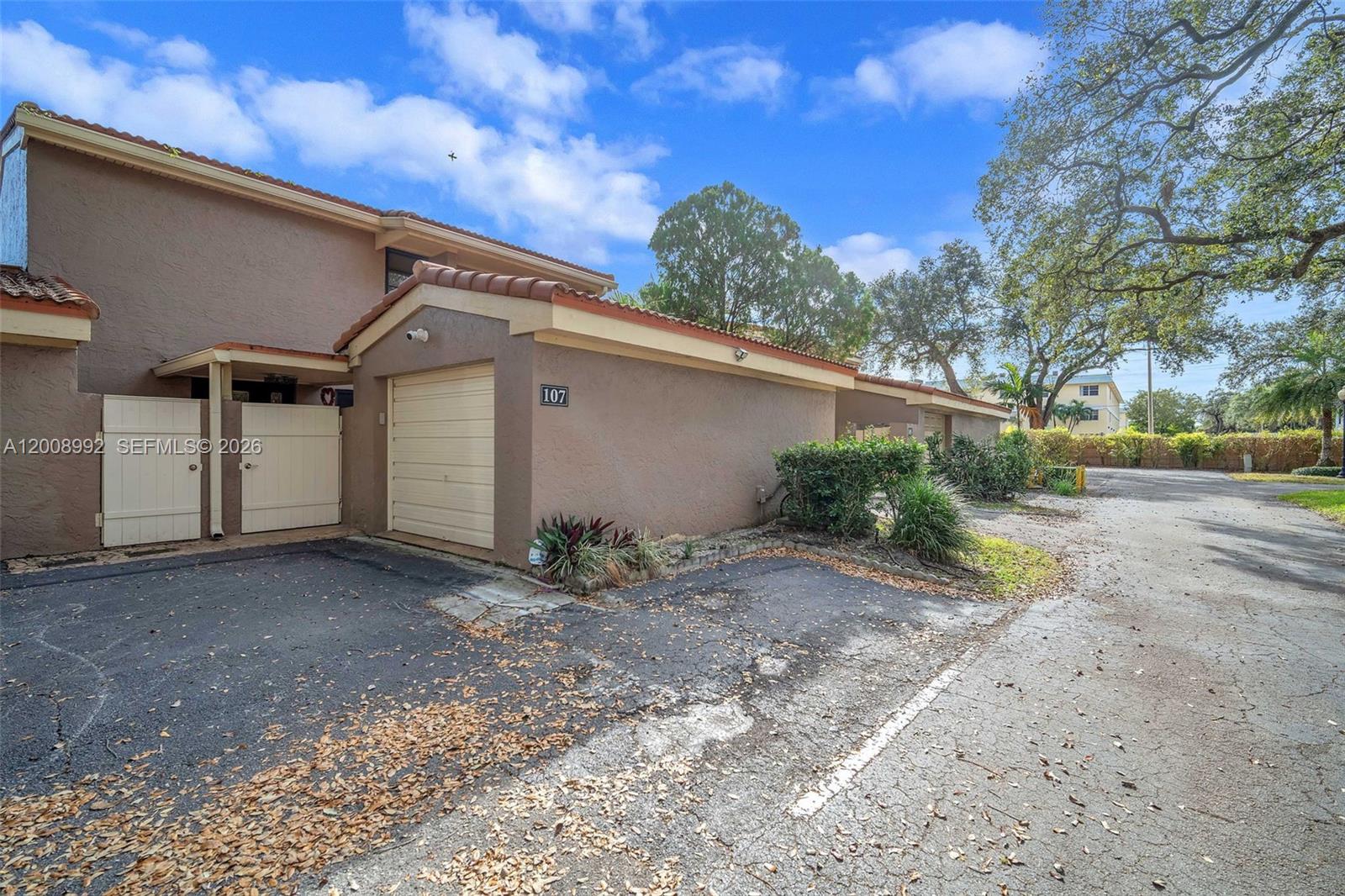 TOWNHOUSES OF EMERALD HIL - Residential