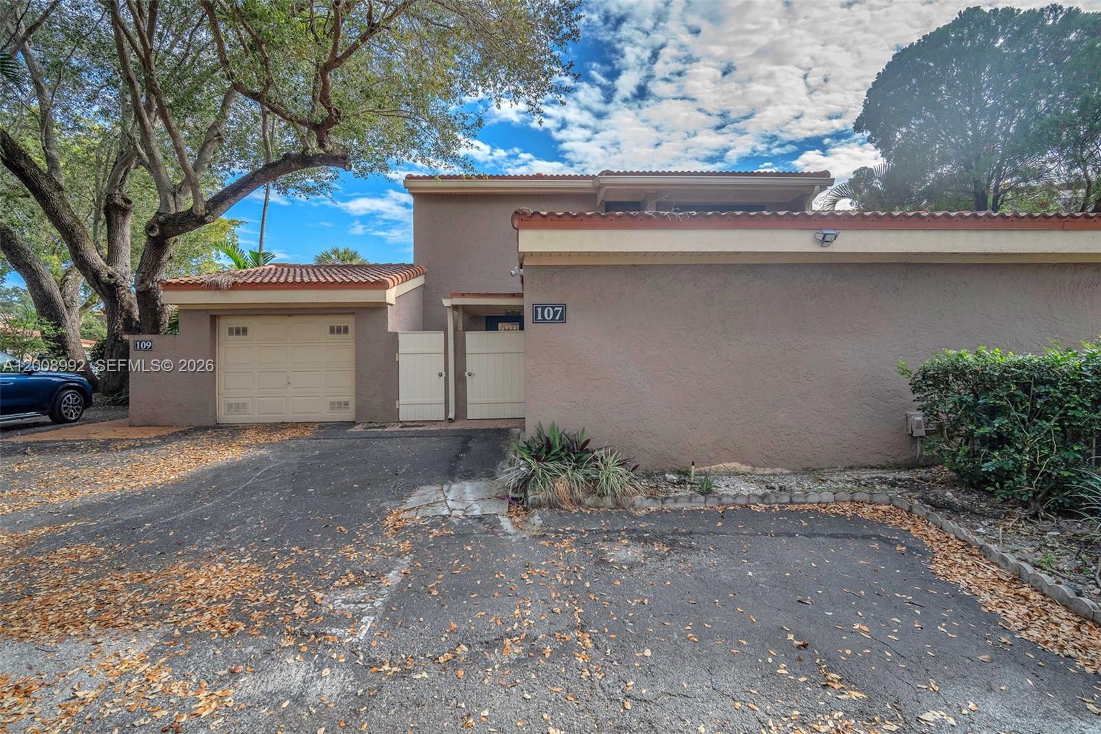 TOWNHOUSES OF EMERALD HIL - Residential