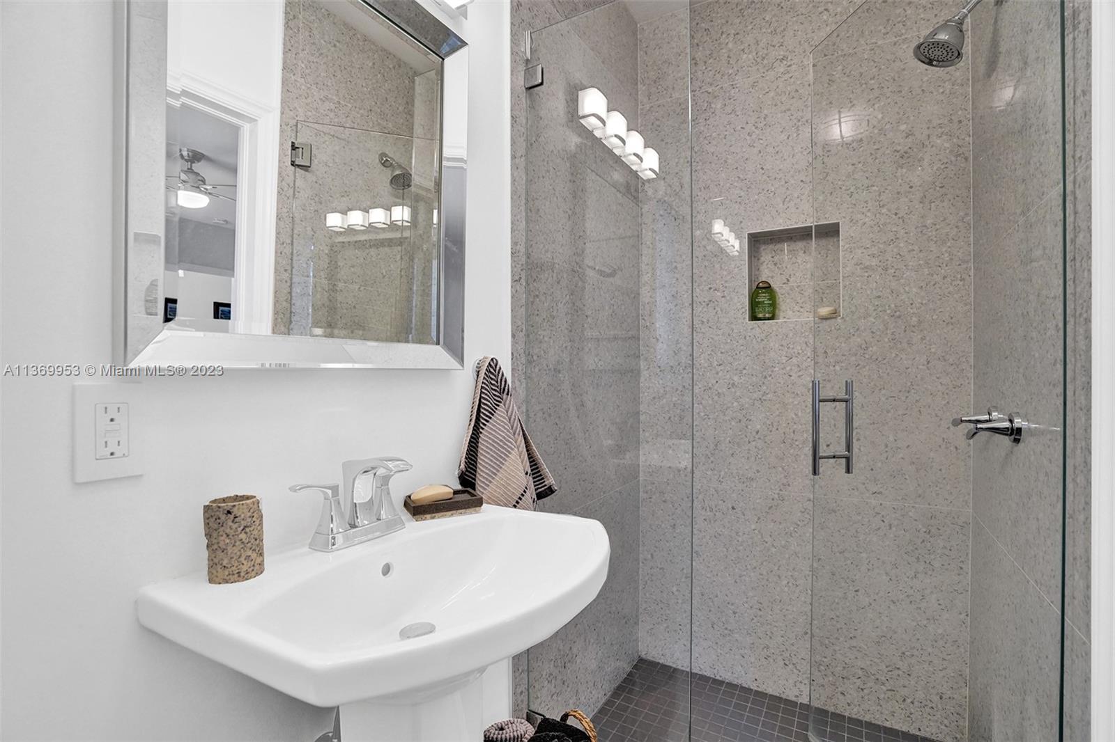 MIAMI SHORES BAY PK ESTAT - Residential