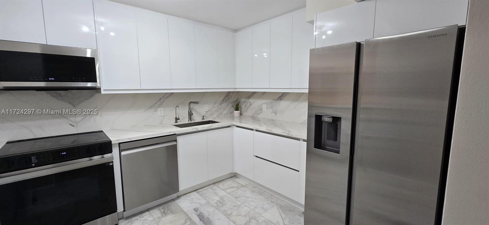 2401 S Ocean Dr 405, Hollywood, Broward County, Florida - 2 Bedrooms  
2 Bathrooms - 