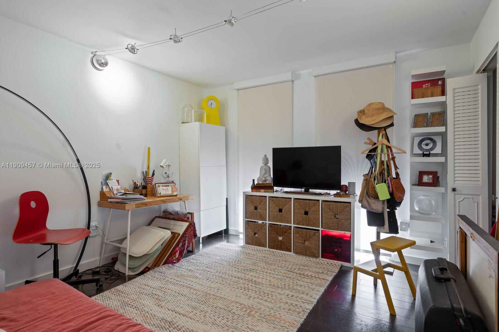 FAIRVIEW HOUSE CONDO - Residential