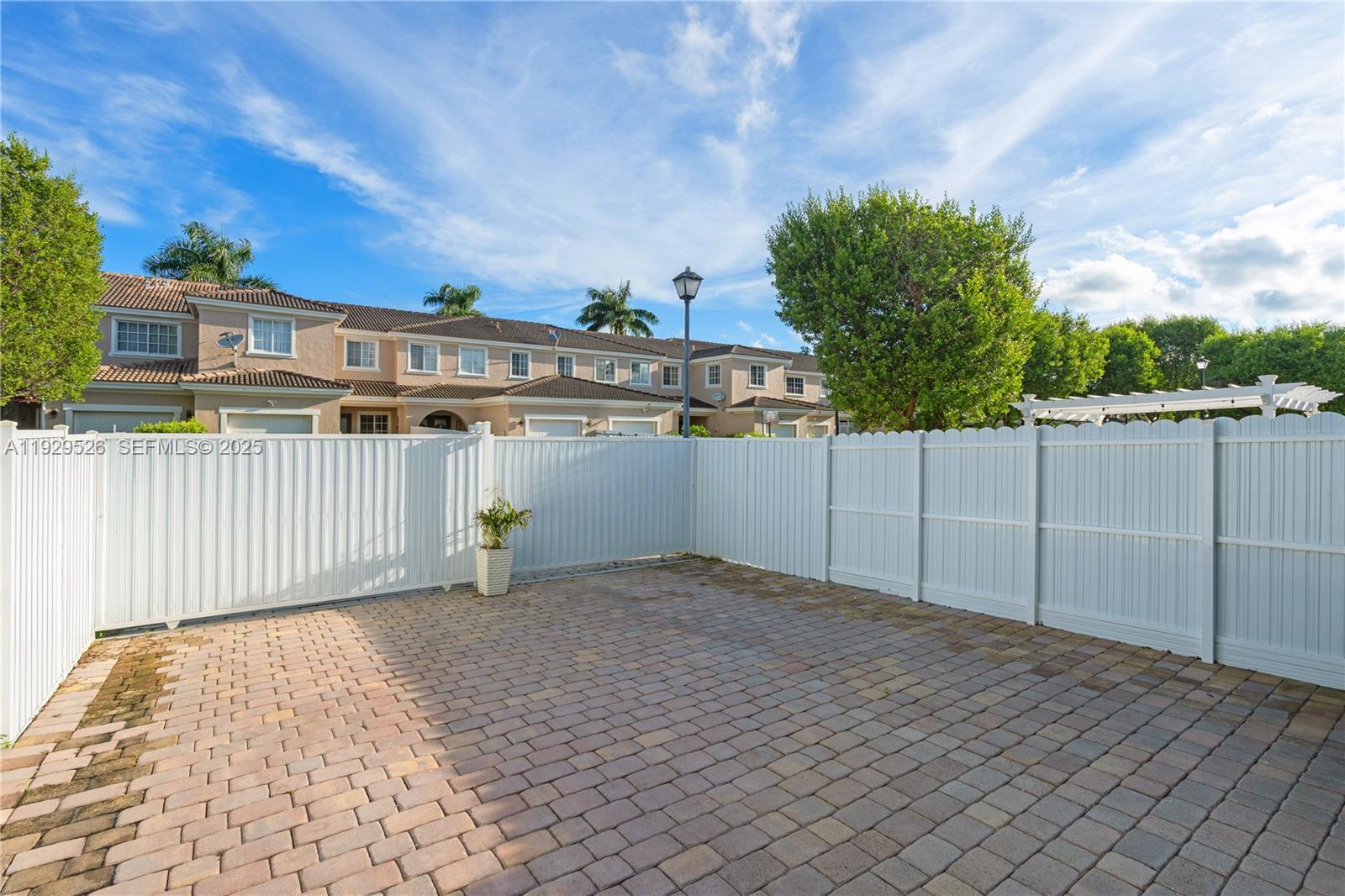 MANDARIN LAKES - Residential