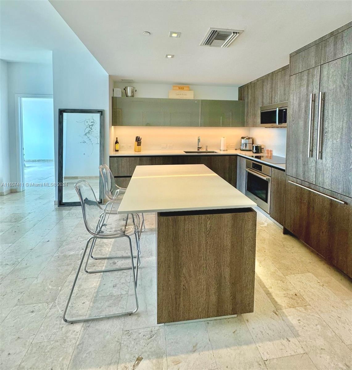 88 SW 7th St 1805