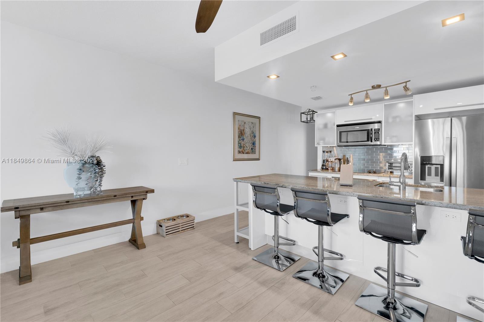 LATITUDE ON THE RIVER CON - Residential