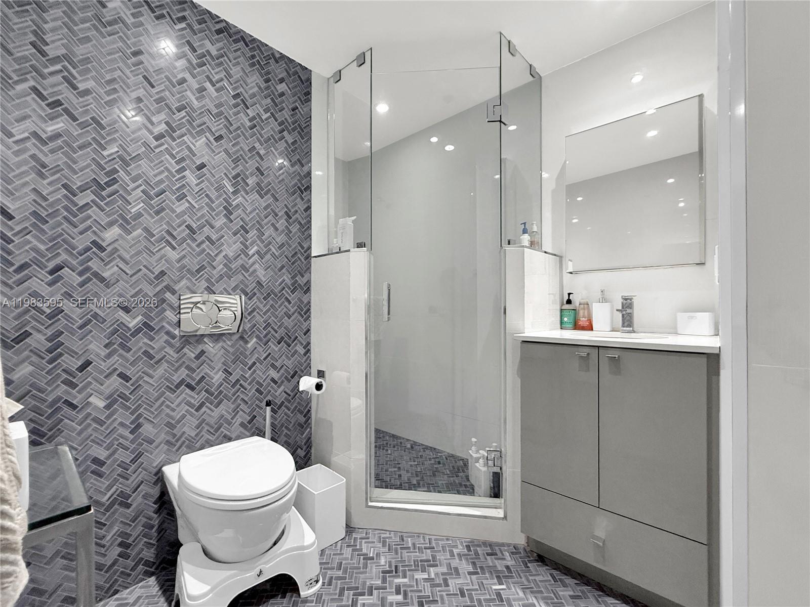 GREEN DIAMOND CONDO - Residential Lease