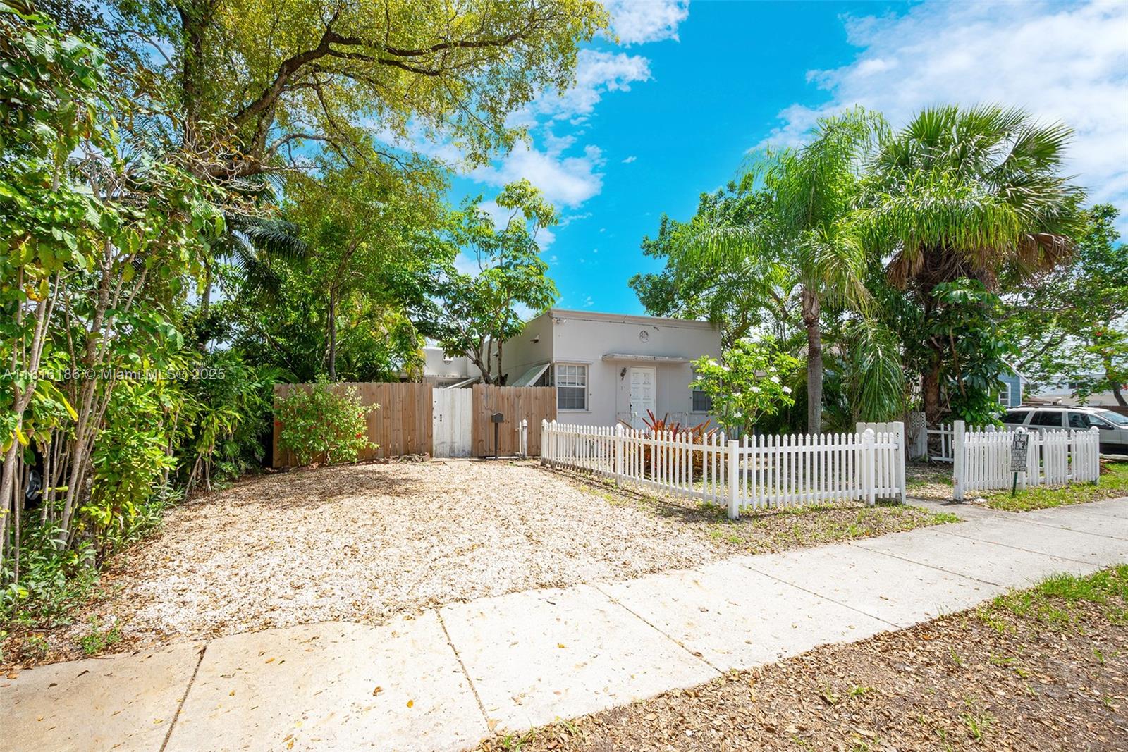 1922 Mckinley St 2, Hollywood, Broward County, Florida - 2 Bedrooms  
1 Bathrooms - 