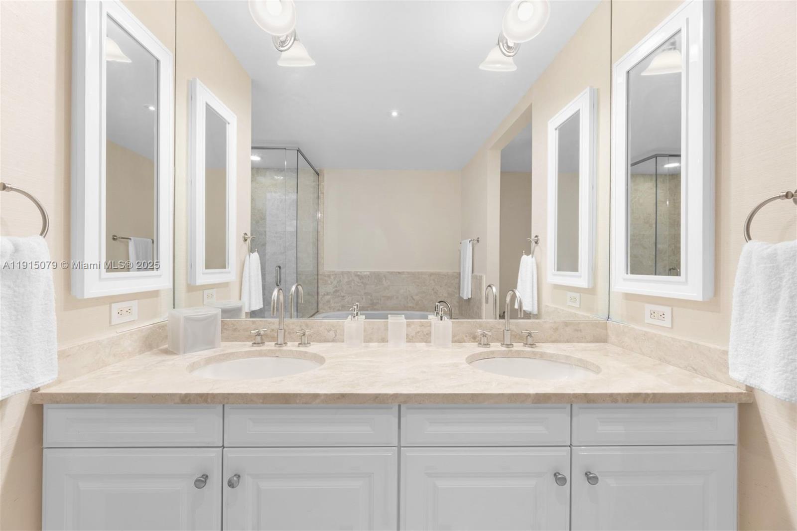 FOUR SEASONS RESIDENCES - Residential