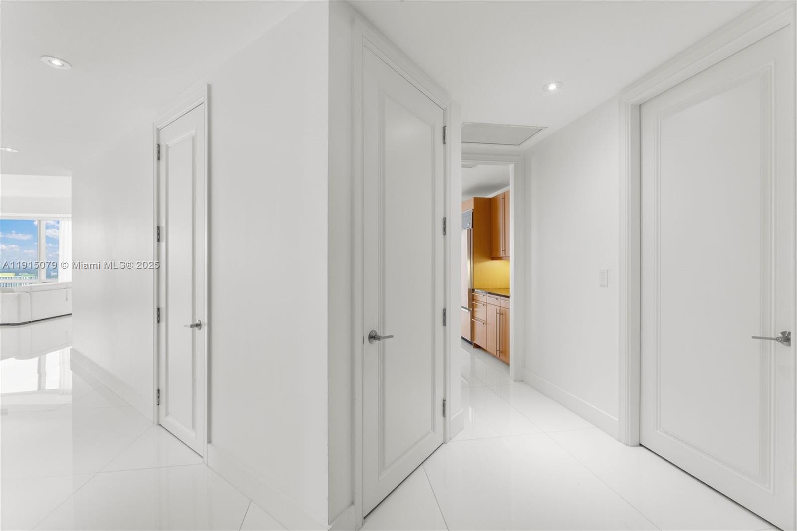 FOUR SEASONS RESIDENCES - Residential