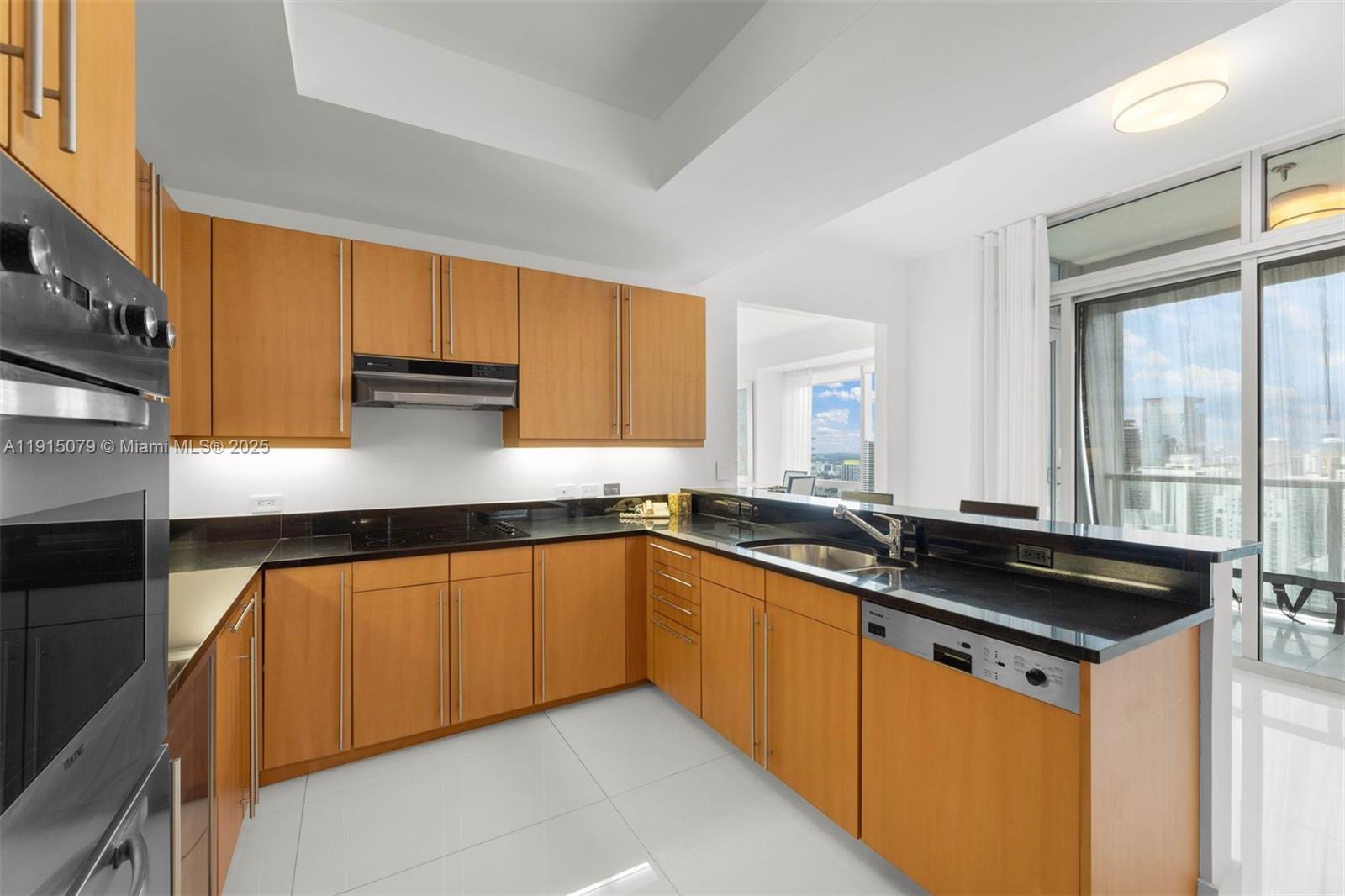 FOUR SEASONS RESIDENCES - Residential