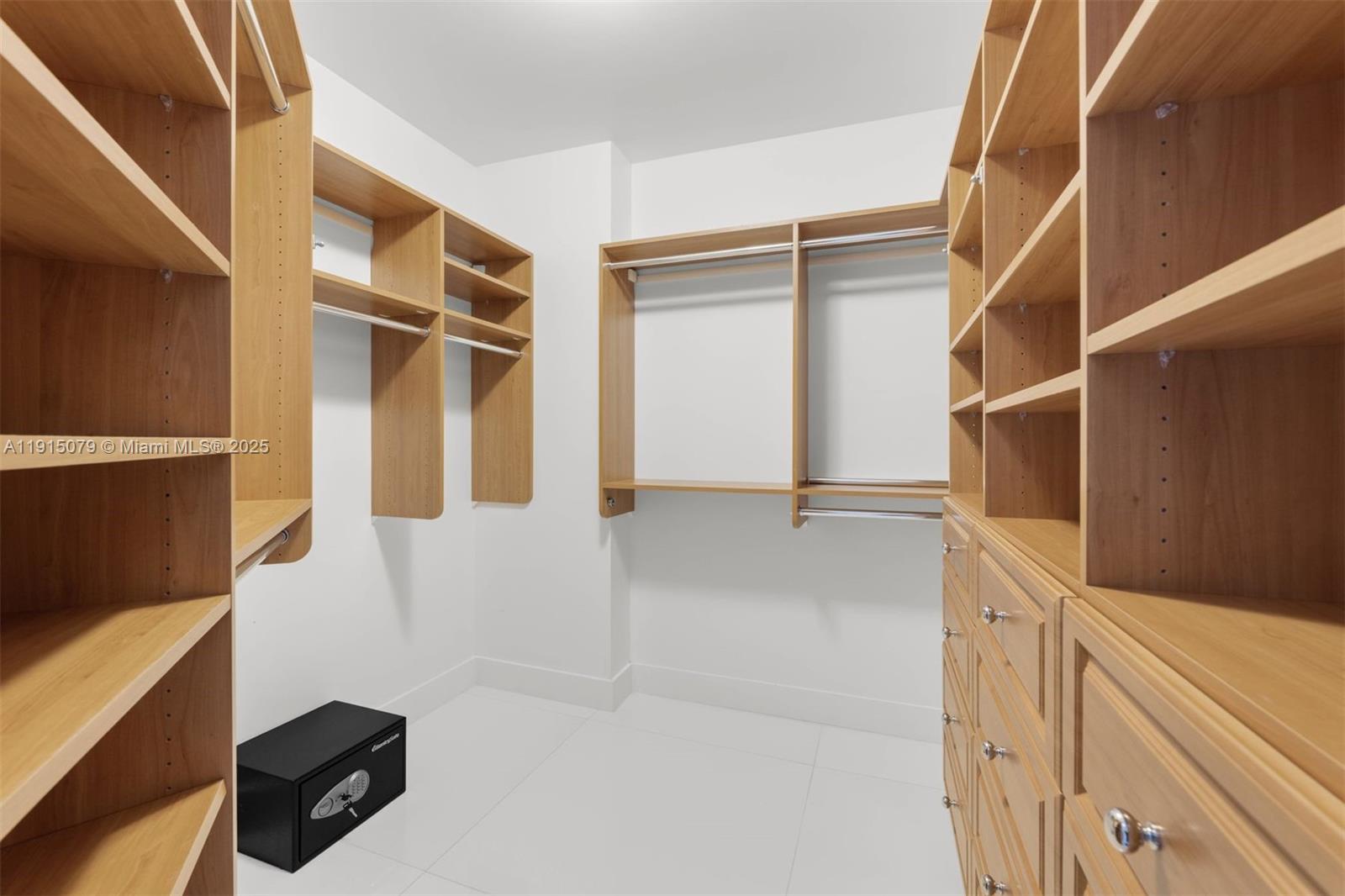 FOUR SEASONS RESIDENCES - Residential