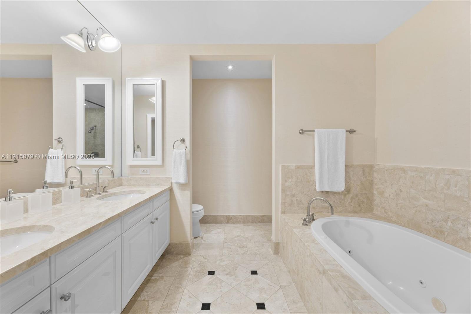 FOUR SEASONS RESIDENCES - Residential