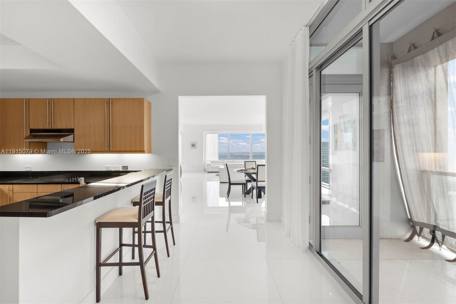 FOUR SEASONS RESIDENCES - Residential