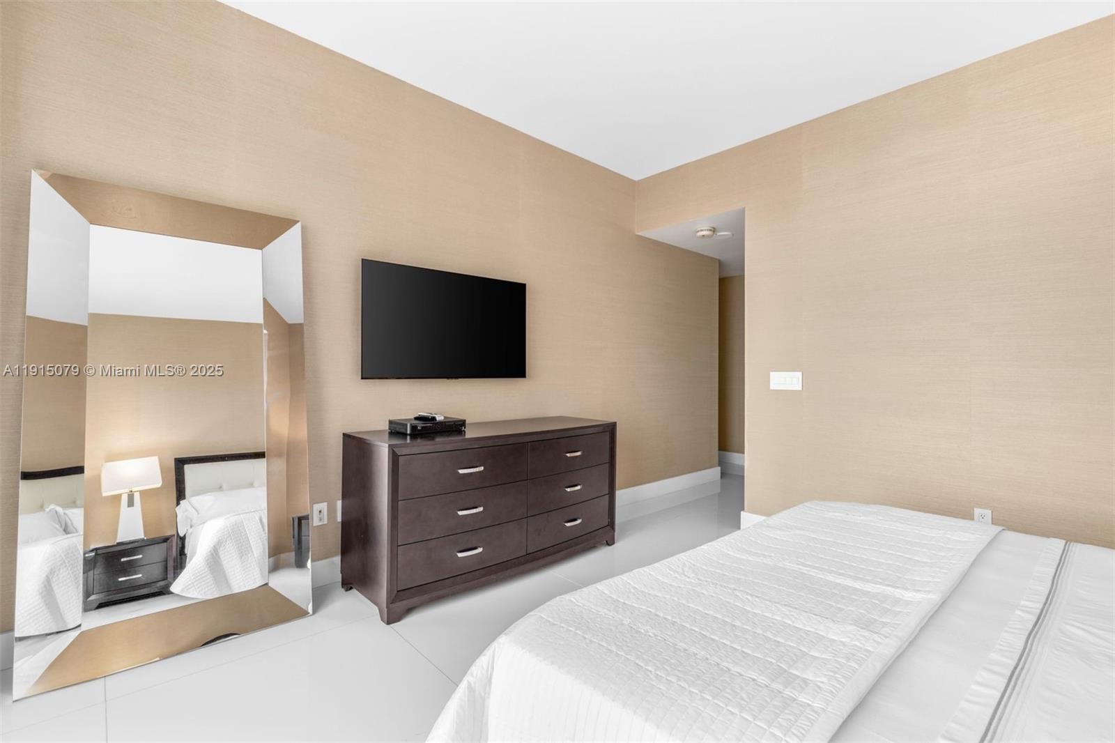 FOUR SEASONS RESIDENCES - Residential