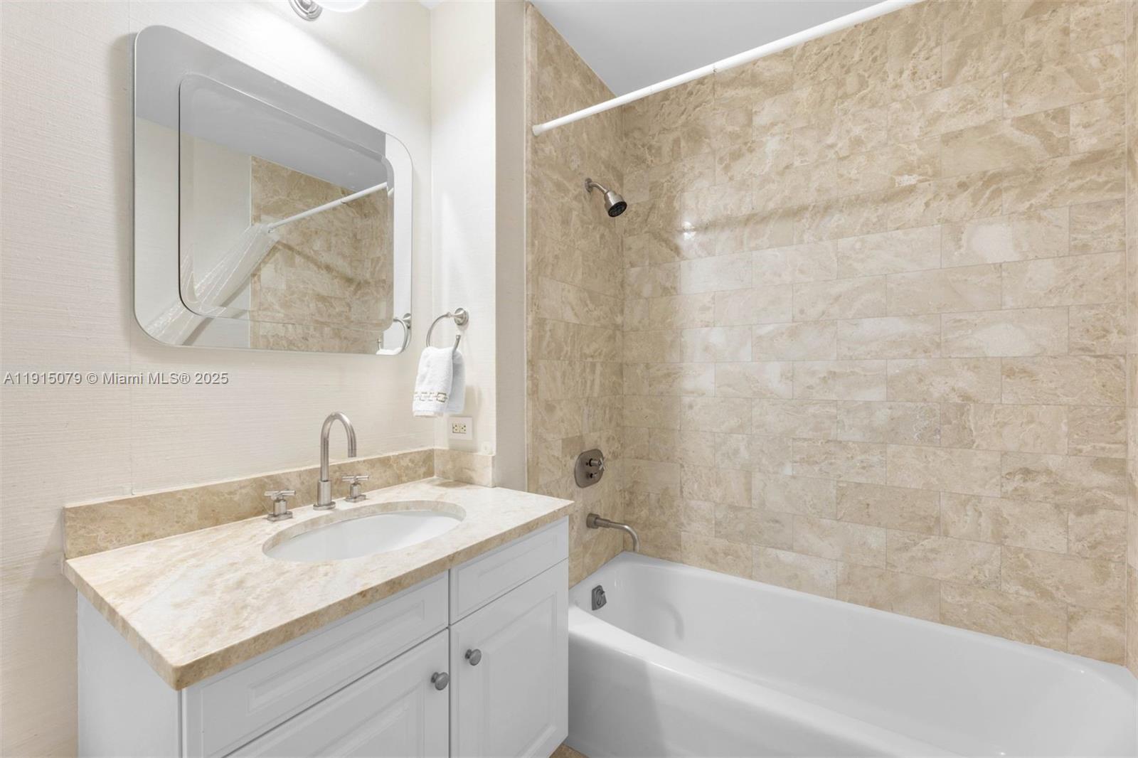 FOUR SEASONS RESIDENCES - Residential