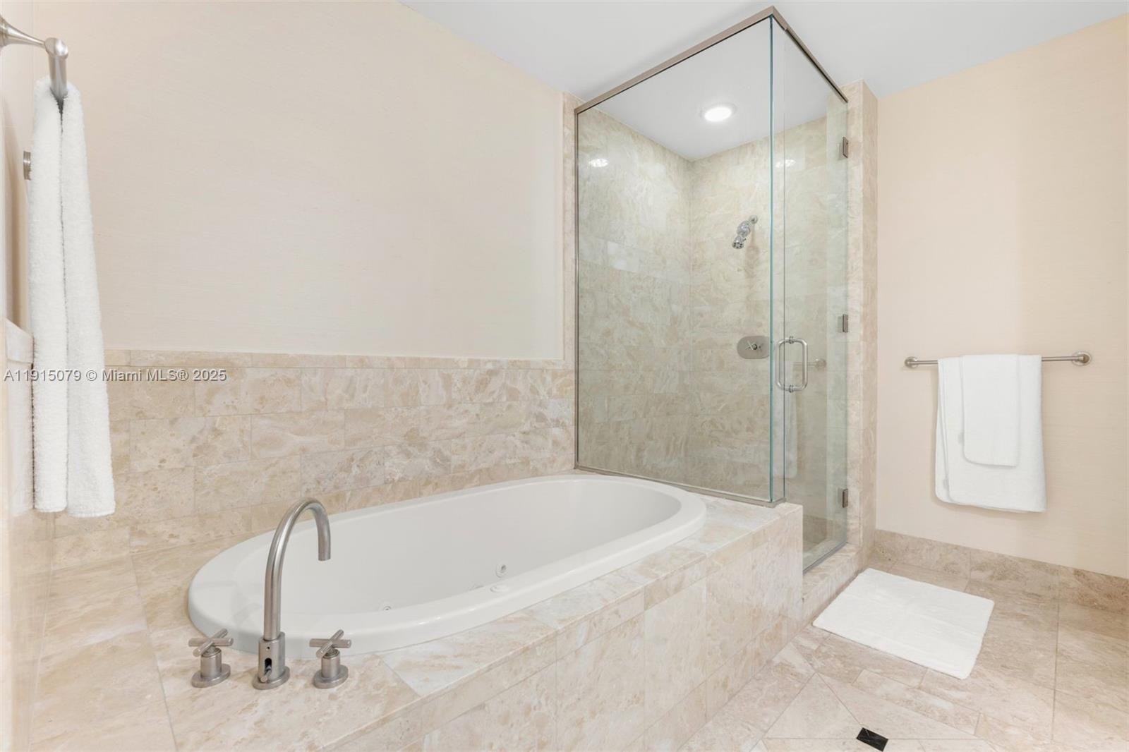 FOUR SEASONS RESIDENCES - Residential