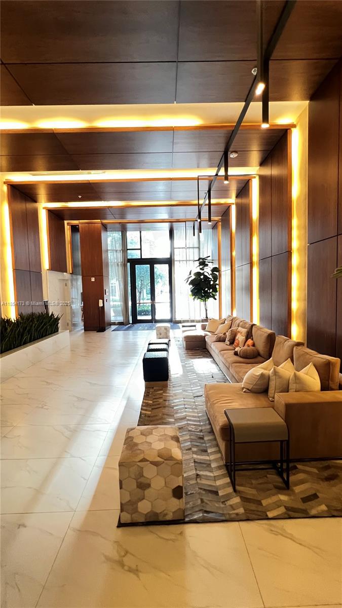 Great Location, Fully Furnished..2 Bedroom 2 Bathroom.. Amazing Unit.. close to Restaurant, Aventura Mall... and much more.....