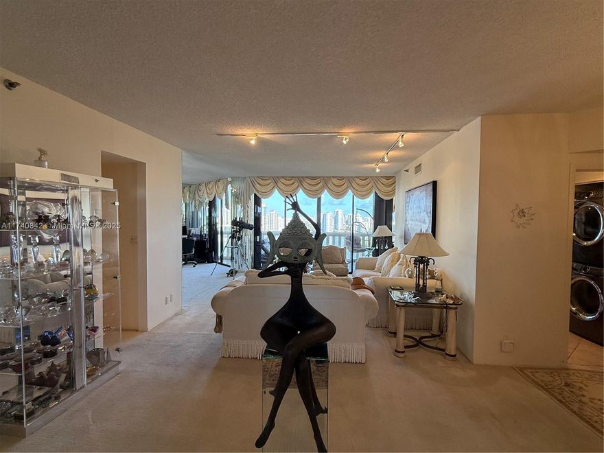 Experience breathtaking ocean and intracoastal views from this 2-bed, 2-bath split-plan condo, a decorator’s dream ready for your personal touch. All assessments are paid. Enjoy incredible amenities, including a social room with a caterer's kitchen, business center, card and game rooms, and a newly renovated pool deck with cabanas and BBQ area overlooking the water. Live the exclusive Williams Island lifestyle with 15 tennis courts, 4 pickleball courts, 3 restaurants, a 27,000 sq. ft. spa, indoor lap pool, world-class marina, dog park, playground, courtesy bus, and much more!