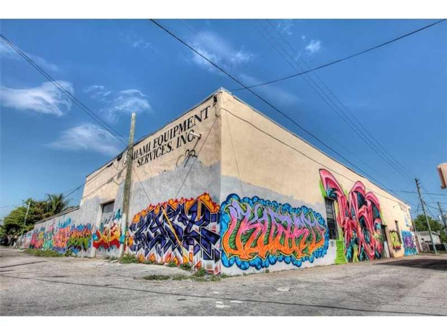 Great opportunity to purchase a 15,000 sqt ft lot less than 150 ft from Midtown Mall. Ideal for multi use purpose in the middle of the action (retail, gallery & restaurants). In Wynwood walking distance to Midtown mall, restaurants, retail, Wynwood walls  & Design District