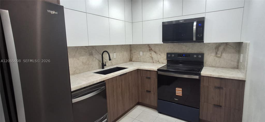 Photo of 901 Hillcrest Dr #311, Hollywood, FL 33021 (MLS # A12065698)