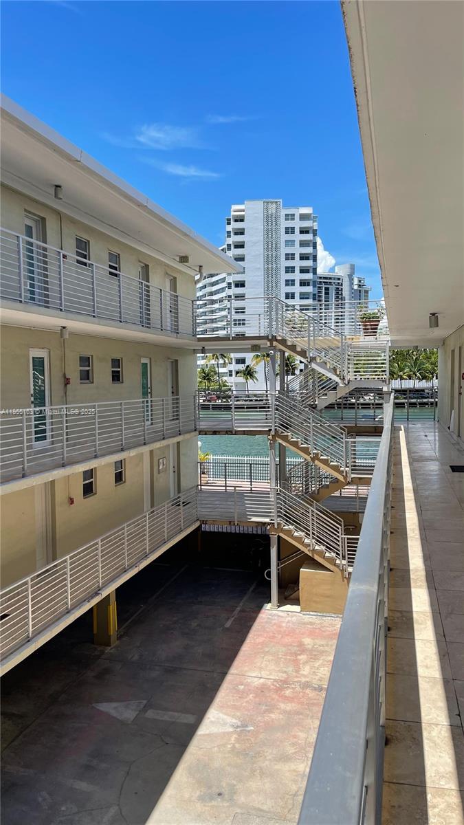 LARGE COZY STUDIO WITH BALCONY BETWEEN LINCOLN ROAD AND BAY! OPEN KITCHEN W/NEW APPLICANCES.
LAUNDRY FACILITIES ON PREMISES. TILE FLOORS THROUGHOUT AND PLENTY OF CLOET SPACE. 1 STEP FROM ALL SHOPPINGS AND RESTAURANTS. 1 YEAR LEASE ONLY. FOR SHOWINGS ONLY TEXT LA.