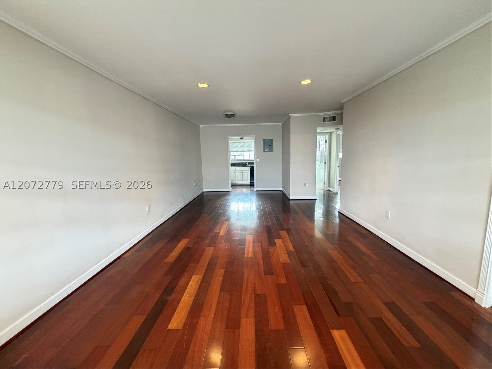 462 Golden Isles Dr 305